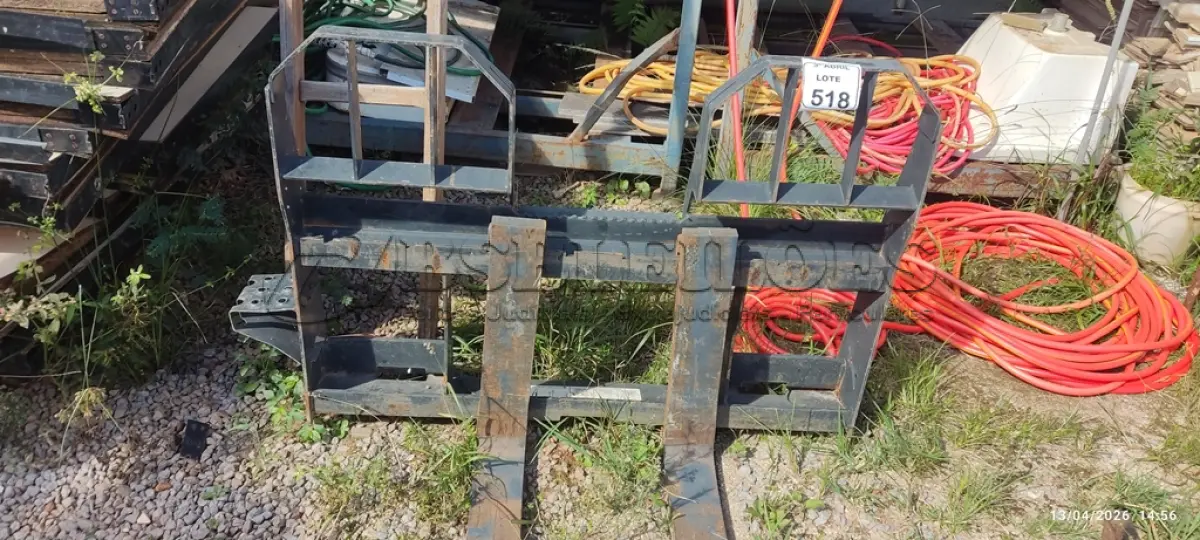 LOTE 518 - 01 GARFO PALLET ORIGINAL BOBCAT PARA MINICARREGADEIRA. (NO ESTADO) ATENÇÃO! FAZER A VISITAÇÃO ANTES DE ARREMATAR, NÃO SABEMOS SE FUNCIONA, LEILÃO NÃO TEM GARANTIA E NEM DEVOLUÇÃO, SUJEITO A POSSÍVEIS AVARIAS VISÍVEIS/OCULTAS E/OU AUSÊNCIA DE COMPONENTES.