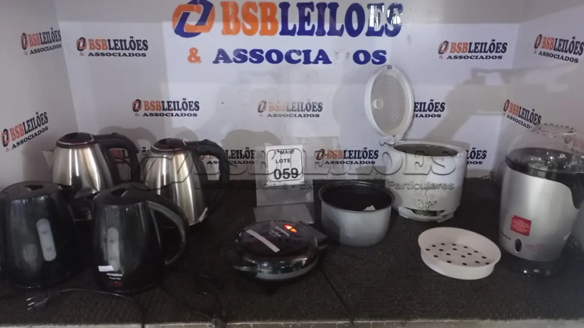 LOTE 059 - 01 PIPOQUEIRA, 01 PANELA ELÉTRICA, 01 OMELETEIRA ELÉTRICA E 04 CHALEIRAS ELÉTRICAS. (NO ESTADO) ATENÇÃO! FAZER A VISITAÇÃO ANTES DE ARREMATAR, NÃO SABEMOS SE FUNCIONA, LEILÃO NÃO TEM GARANTIA E NEM DEVOLUÇÃO, SUJEITO A POSSÍVEIS AVARIAS VISÍVEIS/OCULTAS E/OU AUSÊNCIA DE COMPONENTES.