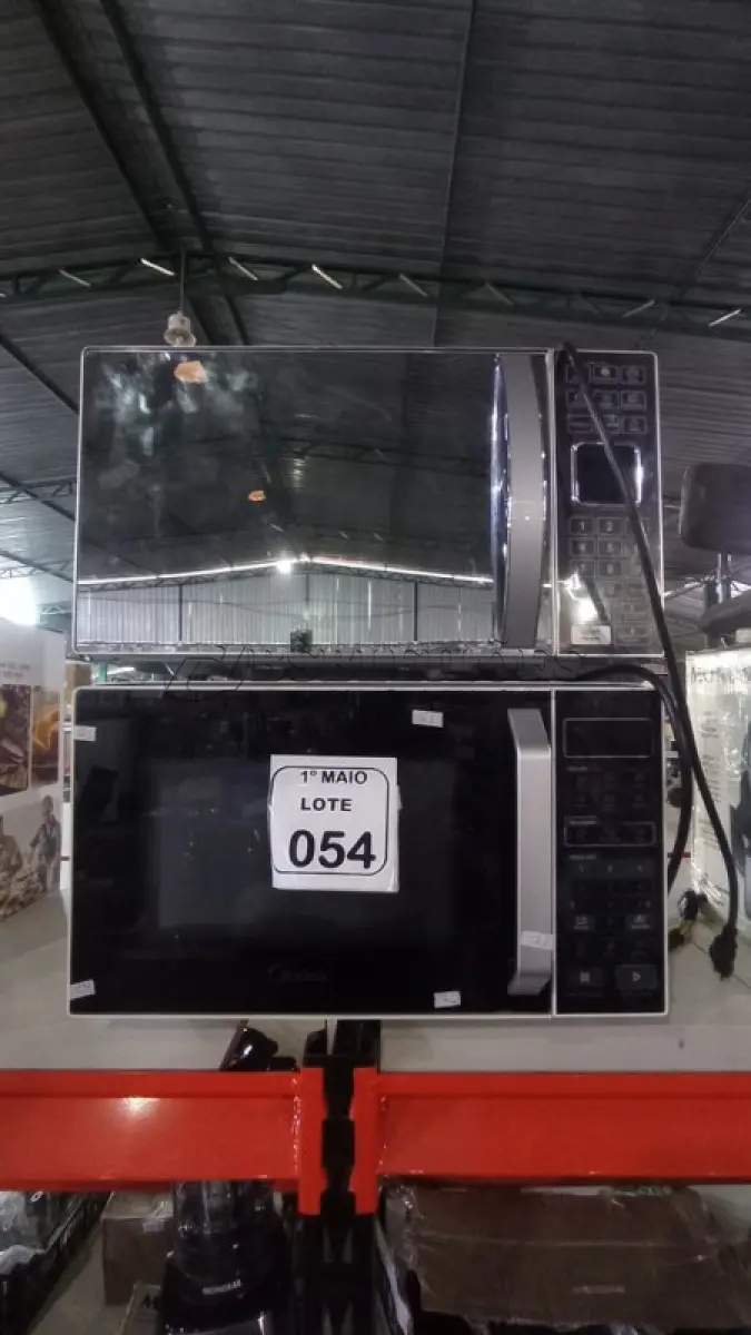 LOTE 054 - 02 MICRO-ONDAS 220 MARCAS PHILCO E MIDEA. (NO ESTADO) ATENÇÃO! FAZER A VISITAÇÃO ANTES DE ARREMATAR, NÃO SABEMOS SE FUNCIONA, LEILÃO NÃO TEM GARANTIA E NEM DEVOLUÇÃO, SUJEITO A POSSÍVEIS AVARIAS VISÍVEIS/OCULTAS E/OU AUSÊNCIA DE COMPONENTES.