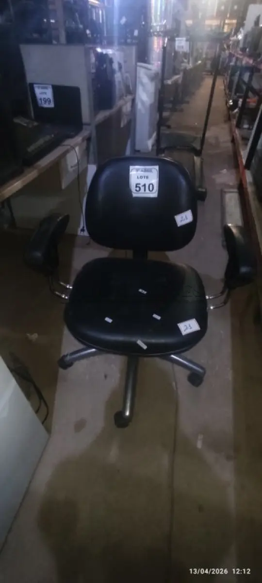 LOTE 510 - 01 CADEIRA GIRATÓRIA PARA ESCRITÓRIO NA COR PRETA. (NO ESTADO) ATENÇÃO! FAZER A VISITAÇÃO ANTES DE ARREMATAR, NÃO SABEMOS SE FUNCIONA, LEILÃO NÃO TEM GARANTIA E NEM DEVOLUÇÃO, SUJEITO A POSSÍVEIS AVARIAS VISÍVEIS/OCULTAS E/OU AUSÊNCIA DE COMPONENTES.