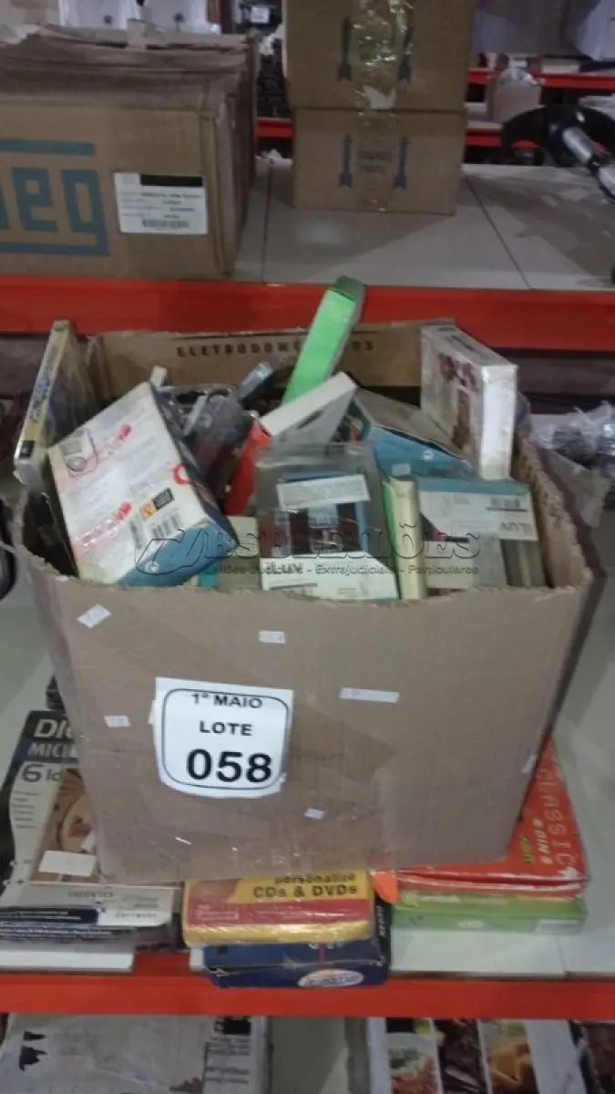 LOTE 058 - 01 CAIXA COM VÁRIAS CAPAS PARA CELULARES, MP3 PLAYER, DVDS, TECLADOS DE PC MATÉRIAS DE INFORMÁTICA DIVERSOS. (NO ESTADO) ATENÇÃO! FAZER A VISITAÇÃO ANTES DE ARREMATAR, NÃO SABEMOS SE FUNCIONA, LEILÃO NÃO TEM GARANTIA E NEM DEVOLUÇÃO, SUJEITO A POSSÍVEIS AVARIAS VISÍVEIS/OCULTAS E/OU AUSÊNCIA DE COMPONENTES.