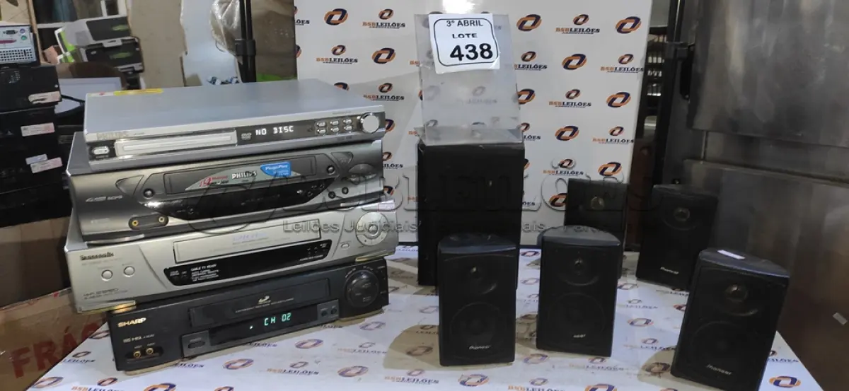 LOTE 438 - 01 CAIXA COM HOME THEATHER E ACESSÓRIO DIVERSOS. (NO ESTADO) ATENÇÃO! FAZER A VISITAÇÃO ANTES DE ARREMATAR, NÃO SABEMOS SE FUNCIONA, LEILÃO NÃO TEM GARANTIA E NEM DEVOLUÇÃO, SUJEITO A POSSÍVEIS AVARIAS VISÍVEIS/OCULTAS E/OU AUSÊNCIA DE COMPONENTES.