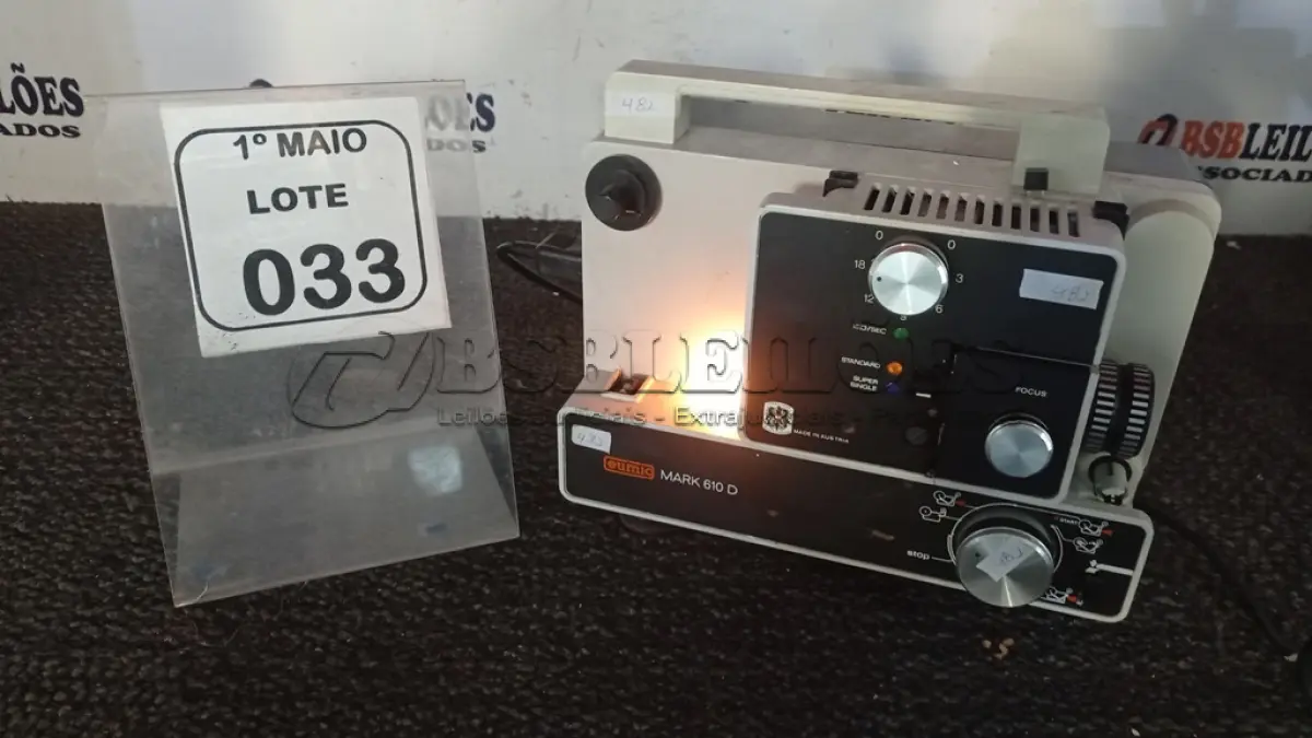 LOTE 033 - 01 PROJETOR MODELO MARK 610 D MARCA EUMIG. (NO ESTADO) ATENÇÃO! FAZER A VISITAÇÃO ANTES DE ARREMATAR, NÃO SABEMOS SE FUNCIONA, LEILÃO NÃO TEM GARANTIA E NEM DEVOLUÇÃO, SUJEITO A POSSÍVEIS AVARIAS VISÍVEIS/OCULTAS E/OU AUSÊNCIA DE COMPONENTES.