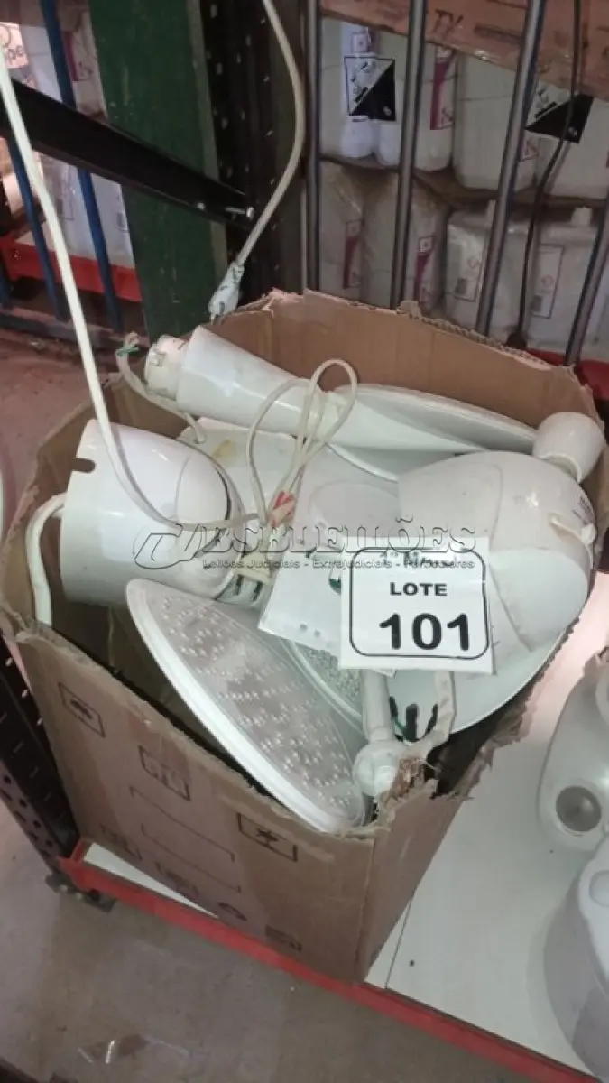 LOTE 101 - 01 LOTE COM VÁRIOS CHUVEIROS DESMONTADOS DE MARCAS E MODELOS DIVERSOS. (NO ESTADO) ATENÇÃO! FAZER A VISITAÇÃO ANTES DE ARREMATAR, NÃO SABEMOS SE FUNCIONA, LEILÃO NÃO TEM GARANTIA E NEM DEVOLUÇÃO, SUJEITO A POSSÍVEIS AVARIAS VISÍVEIS/OCULTAS E/OU AUSÊNCIA DE COMPONENTES.