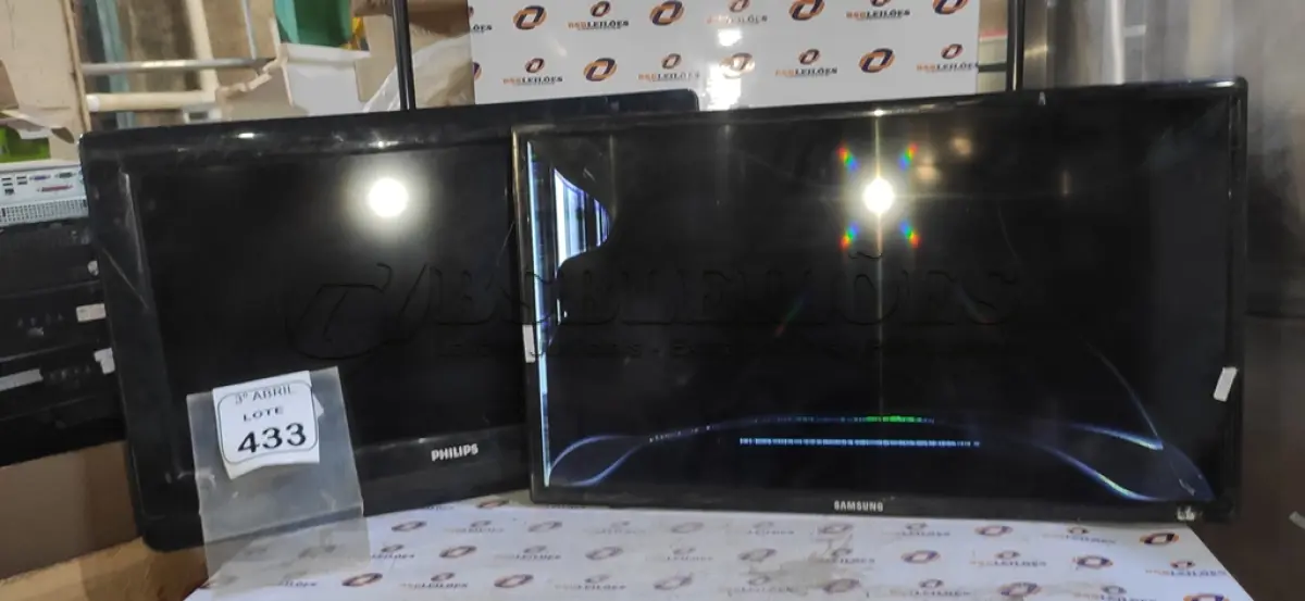 LOTE 433 - 01 TV LCD 26’’ MARCA PHILIPS E 01 TV 32’’ MARCA SAMSUNG. (NO ESTADO) ATENÇÃO! FAZER A VISITAÇÃO ANTES DE ARREMATAR, NÃO SABEMOS SE FUNCIONA, LEILÃO NÃO TEM GARANTIA E NEM DEVOLUÇÃO, SUJEITO A POSSÍVEIS AVARIAS VISÍVEIS/OCULTAS E/OU AUSÊNCIA DE COMPONENTES.