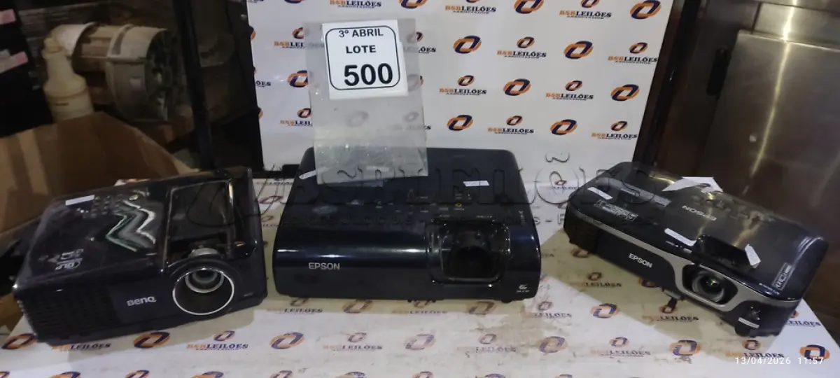 LOTE 500 - 01 PROJETOR MARCA BENQ E 02 PROJETORES MARCA EPSON. (NO ESTADO) ATENÇÃO! FAZER A VISITAÇÃO ANTES DE ARREMATAR, NÃO SABEMOS SE FUNCIONA, LEILÃO NÃO TEM GARANTIA E NEM DEVOLUÇÃO, SUJEITO A POSSÍVEIS AVARIAS VISÍVEIS/OCULTAS E/OU AUSÊNCIA DE COMPONENTES.