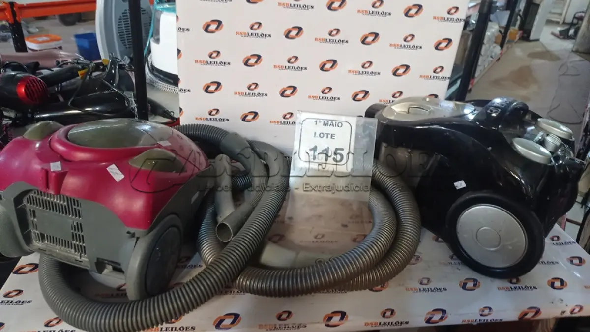 LOTE 115 - 02 ASPIRADORES DE PÓ 220V MARCA ELECTROLUX. (NO ESTADO) ATENÇÃO! FAZER A VISITAÇÃO ANTES DE ARREMATAR, NÃO SABEMOS SE FUNCIONA, LEILÃO NÃO TEM GARANTIA E NEM DEVOLUÇÃO, SUJEITO A POSSÍVEIS AVARIAS VISÍVEIS/OCULTAS E/OU AUSÊNCIA DE COMPONENTES.