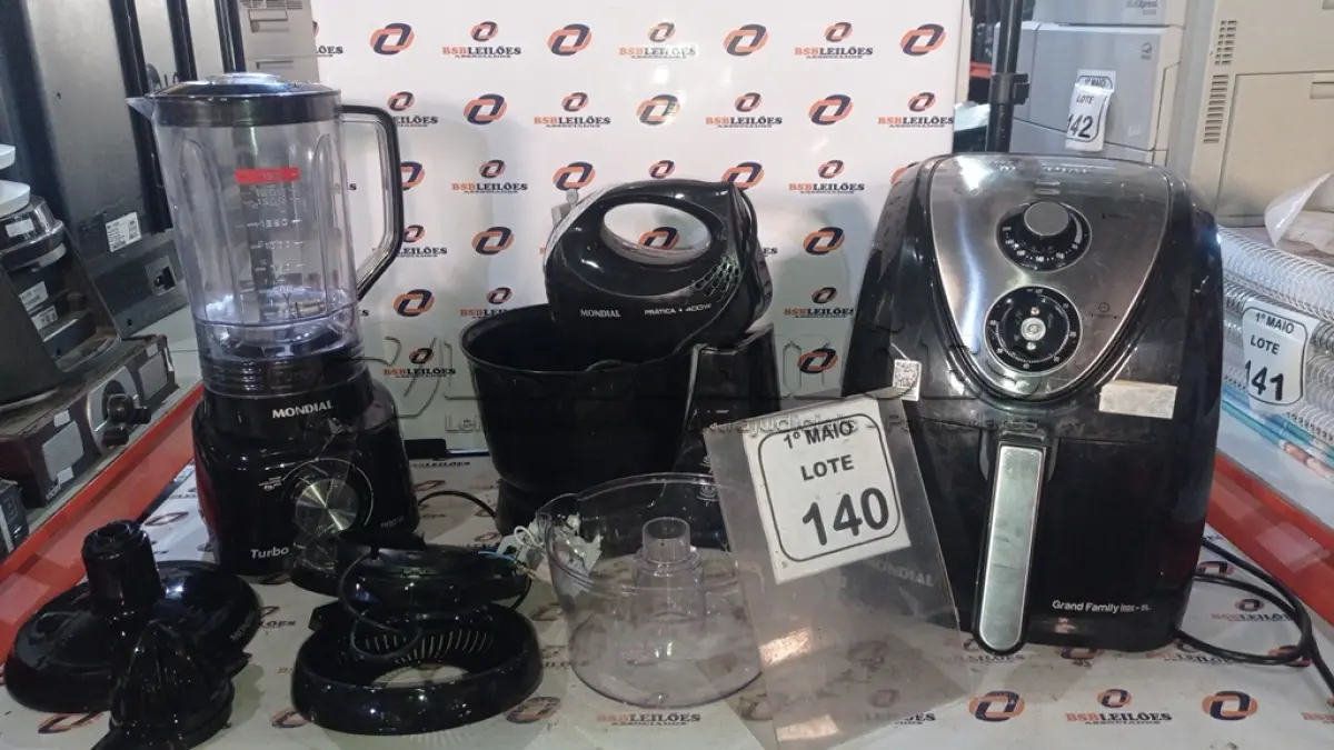 LOTE 140 - 01 AIR FRYER 220V, 01 BATEDEIRA 220V E 01 LIQUIDIFICADOR. (NO ESTADO) ATENÇÃO! FAZER A VISITAÇÃO ANTES DE ARREMATAR, NÃO SABEMOS SE FUNCIONA, LEILÃO NÃO TEM GARANTIA E NEM DEVOLUÇÃO, SUJEITO A POSSÍVEIS AVARIAS VISÍVEIS/OCULTAS E/OU AUSÊNCIA DE COMPONENTES.