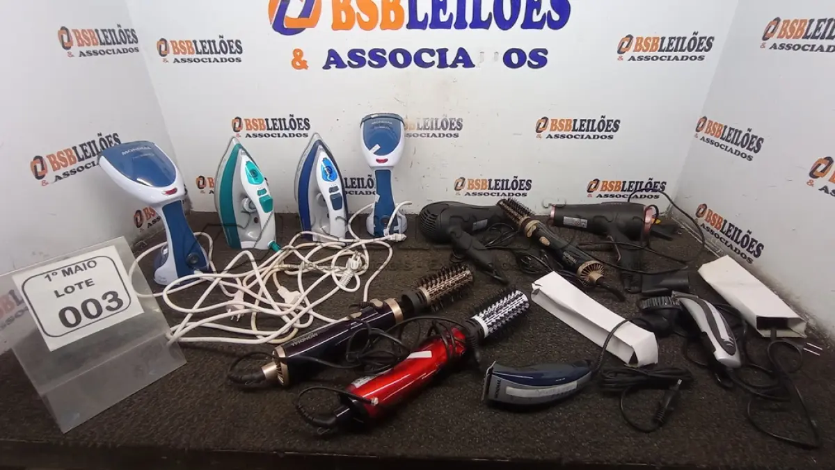 LOTE 003 - 02 FERROS DE PASSAR, 02 VAPORIZADORES DE ROUPA, 02 MÁQUINAS DE CORTAR CABELO, 02 SECADORES DE CABELO E 03 ESCOVAS DE CORTAR CABELO.  (NO ESTADO) ATENÇÃO! FAZER A VISITAÇÃO ANTES DE ARREMATAR, NÃO SABEMOS SE FUNCIONA, LEILÃO NÃO TEM GARANTIA E NEM DEVOLUÇÃO, SUJEITO A POSSÍVEIS AVARIAS VISÍVEIS/OCULTAS E/OU AUSÊNCIA DE COMPONENTES.