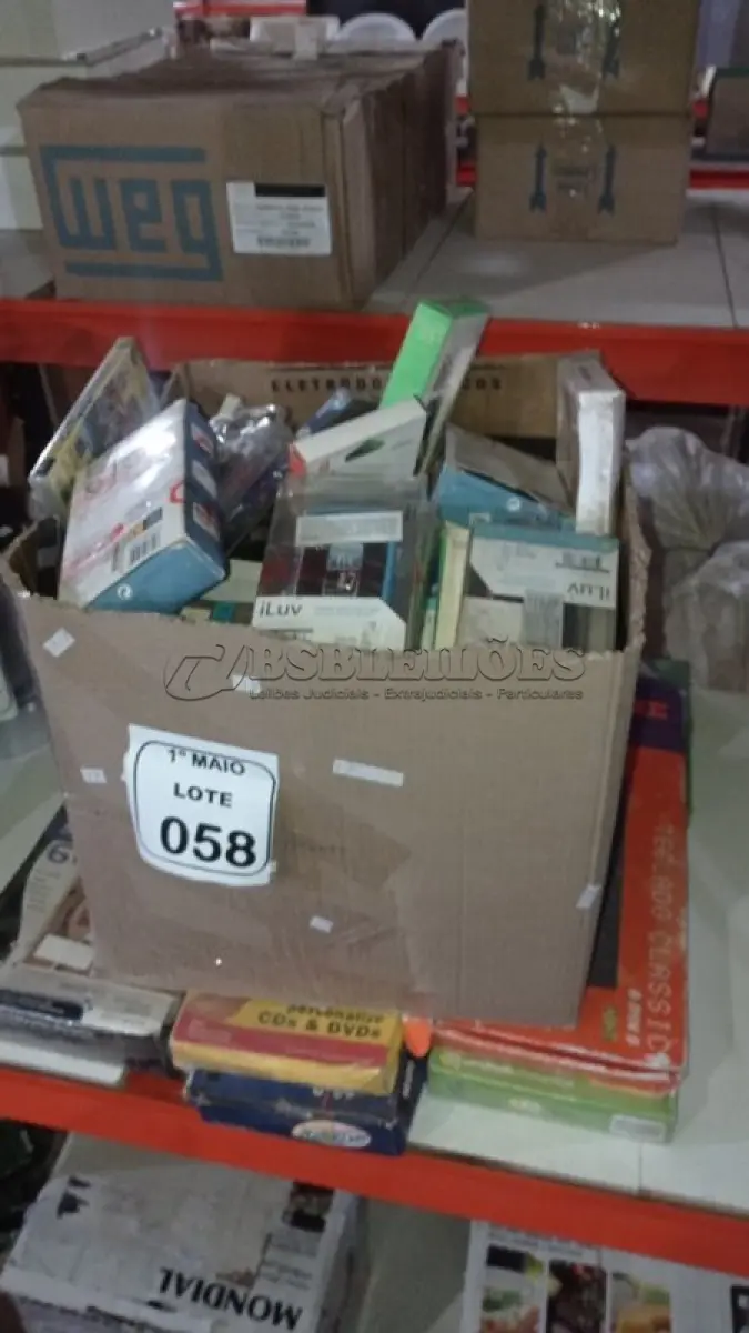 LOTE 058 - 01 CAIXA COM VÁRIAS CAPAS PARA CELULARES, MP3 PLAYER, DVDS, TECLADOS DE PC MATÉRIAS DE INFORMÁTICA DIVERSOS. (NO ESTADO) ATENÇÃO! FAZER A VISITAÇÃO ANTES DE ARREMATAR, NÃO SABEMOS SE FUNCIONA, LEILÃO NÃO TEM GARANTIA E NEM DEVOLUÇÃO, SUJEITO A POSSÍVEIS AVARIAS VISÍVEIS/OCULTAS E/OU AUSÊNCIA DE COMPONENTES.