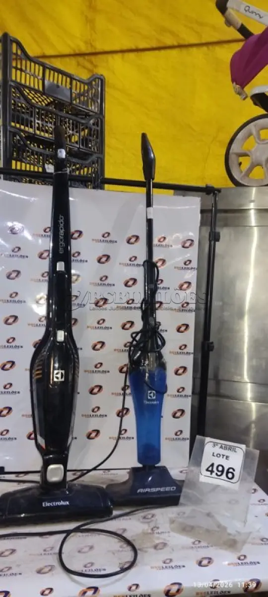 LOTE 496 - 02 ASPIRADORES DE PÓ 220V MARCA ELECTROLUX. (NO ESTADO) ATENÇÃO! FAZER A VISITAÇÃO ANTES DE ARREMATAR, NÃO SABEMOS SE FUNCIONA, LEILÃO NÃO TEM GARANTIA E NEM DEVOLUÇÃO, SUJEITO A POSSÍVEIS AVARIAS VISÍVEIS/OCULTAS E/OU AUSÊNCIA DE COMPONENTES.