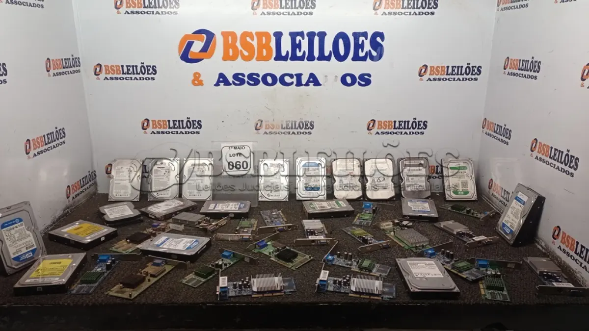 LOTE 060 - 01 CAIXA COM VÁRIOS HDS DE NOTEBOOK E PLACAS DE VÍDEOS DE MARCAS E MODELOS DIVERSOS. (NO ESTADO) ATENÇÃO! FAZER A VISITAÇÃO ANTES DE ARREMATAR, NÃO SABEMOS SE FUNCIONA, LEILÃO NÃO TEM GARANTIA E NEM DEVOLUÇÃO, SUJEITO A POSSÍVEIS AVARIAS VISÍVEIS/OCULTAS E/OU AUSÊNCIA DE COMPONENTES.