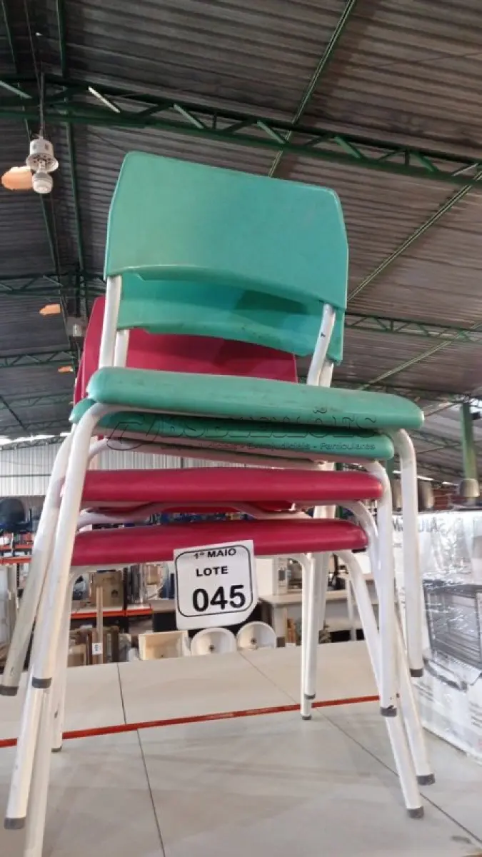 LOTE 045 - 04 CADEIRAS INFANTIS. (NO ESTADO) ATENÇÃO! FAZER A VISITAÇÃO ANTES DE ARREMATAR, NÃO SABEMOS SE FUNCIONA, LEILÃO NÃO TEM GARANTIA E NEM DEVOLUÇÃO, SUJEITO A POSSÍVEIS AVARIAS VISÍVEIS/OCULTAS E/OU AUSÊNCIA DE COMPONENTES.