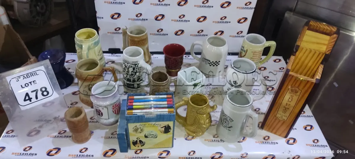 LOTE 478 - 01 CAIXA PARA GARRAFAS, 01 COLEÇÃO DE CDS E 15 CANECAS DECORATIVAS. (NO ESTADO) ATENÇÃO! FAZER A VISITAÇÃO ANTES DE ARREMATAR, NÃO SABEMOS SE FUNCIONA, LEILÃO NÃO TEM GARANTIA E NEM DEVOLUÇÃO, SUJEITO A POSSÍVEIS AVARIAS VISÍVEIS/OCULTAS E/OU AUSÊNCIA DE COMPONENTES.