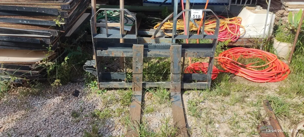 LOTE 518 - 01 GARFO PALLET ORIGINAL BOBCAT PARA MINICARREGADEIRA. (NO ESTADO) ATENÇÃO! FAZER A VISITAÇÃO ANTES DE ARREMATAR, NÃO SABEMOS SE FUNCIONA, LEILÃO NÃO TEM GARANTIA E NEM DEVOLUÇÃO, SUJEITO A POSSÍVEIS AVARIAS VISÍVEIS/OCULTAS E/OU AUSÊNCIA DE COMPONENTES.