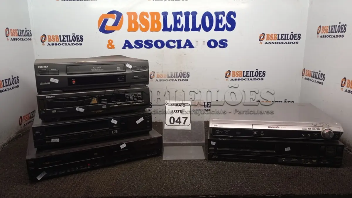 LOTE 047 - 01 APARELHO DE DVD MARCA PANASONIC, 01 DISC PLAYER MARCA PHILIPS E 04 APARELHOS DE VIDEOCASSETE DE MARCAS E MODELOS DIVERSOS. (NO ESTADO) ATENÇÃO! FAZER A VISITAÇÃO ANTES DE ARREMATAR, NÃO SABEMOS SE FUNCIONA, LEILÃO NÃO TEM GARANTIA E NEM DEVOLUÇÃO, SUJEITO A POSSÍVEIS AVARIAS VISÍVEIS/OCULTAS E/OU AUSÊNCIA DE COMPONENTES.