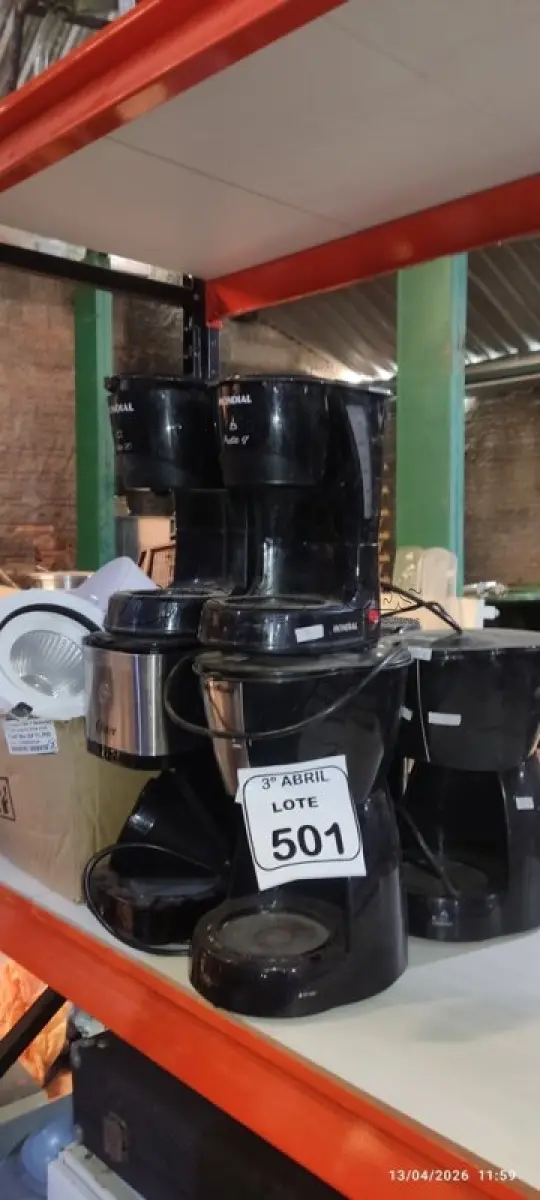 LOTE 501 - 06 CAFETEIRAS E 01 CAIXA COM VÁRIAS LUMINÁRIAS DE EMBUTIR E CENTRAIS ELÉTRICAS DE MARCAS DE MODELOS DIVERSOS CENTRAIS ELÉTRICAS DE MARCAS E MODELOS DIVERSOS. (NO ESTADO) ATENÇÃO! FAZER A VISITAÇÃO ANTES DE ARREMATAR, NÃO SABEMOS SE FUNCIONA, LEILÃO NÃO TEM GARANTIA E NEM DEVOLUÇÃO, SUJEITO A POSSÍVEIS AVARIAS VISÍVEIS/OCULTAS E/OU AUSÊNCIA DE COMPONENTES.