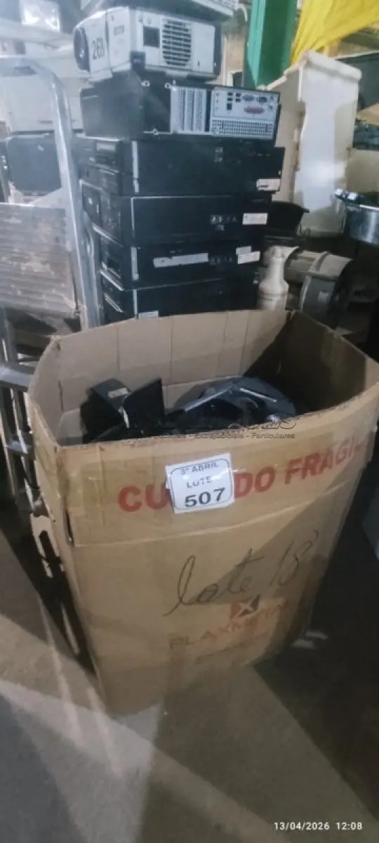 LOTE 507 - 01 LOTE COM GRANDE QUANTIDADE DE APARELHOS DE SOM PORTÁTEIS PARA RETIRADA DE PEÇAS. (NO ESTADO) ATENÇÃO! FAZER A VISITAÇÃO ANTES DE ARREMATAR, NÃO SABEMOS SE FUNCIONA, LEILÃO NÃO TEM GARANTIA E NEM DEVOLUÇÃO, SUJEITO A POSSÍVEIS AVARIAS VISÍVEIS/OCULTAS E/OU AUSÊNCIA DE COMPONENTES.