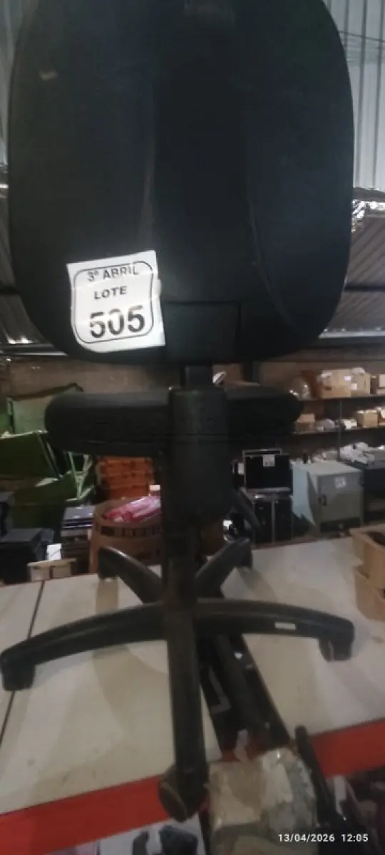 LOTE 505 - 01 CADEIRA GIRATÓRIA PARA ESCRITÓRIO NA COR PRETA. (NO ESTADO) ATENÇÃO! FAZER A VISITAÇÃO ANTES DE ARREMATAR, NÃO SABEMOS SE FUNCIONA, LEILÃO NÃO TEM GARANTIA E NEM DEVOLUÇÃO, SUJEITO A POSSÍVEIS AVARIAS VISÍVEIS/OCULTAS E/OU AUSÊNCIA DE COMPONENTES.