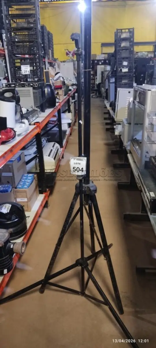 LOTE 504 - 02 TRIPÉS DE BANNER. (NO ESTADO) ATENÇÃO! FAZER A VISITAÇÃO ANTES DE ARREMATAR, NÃO SABEMOS SE FUNCIONA, LEILÃO NÃO TEM GARANTIA E NEM DEVOLUÇÃO, SUJEITO A POSSÍVEIS AVARIAS VISÍVEIS/OCULTAS E/OU AUSÊNCIA DE COMPONENTES.