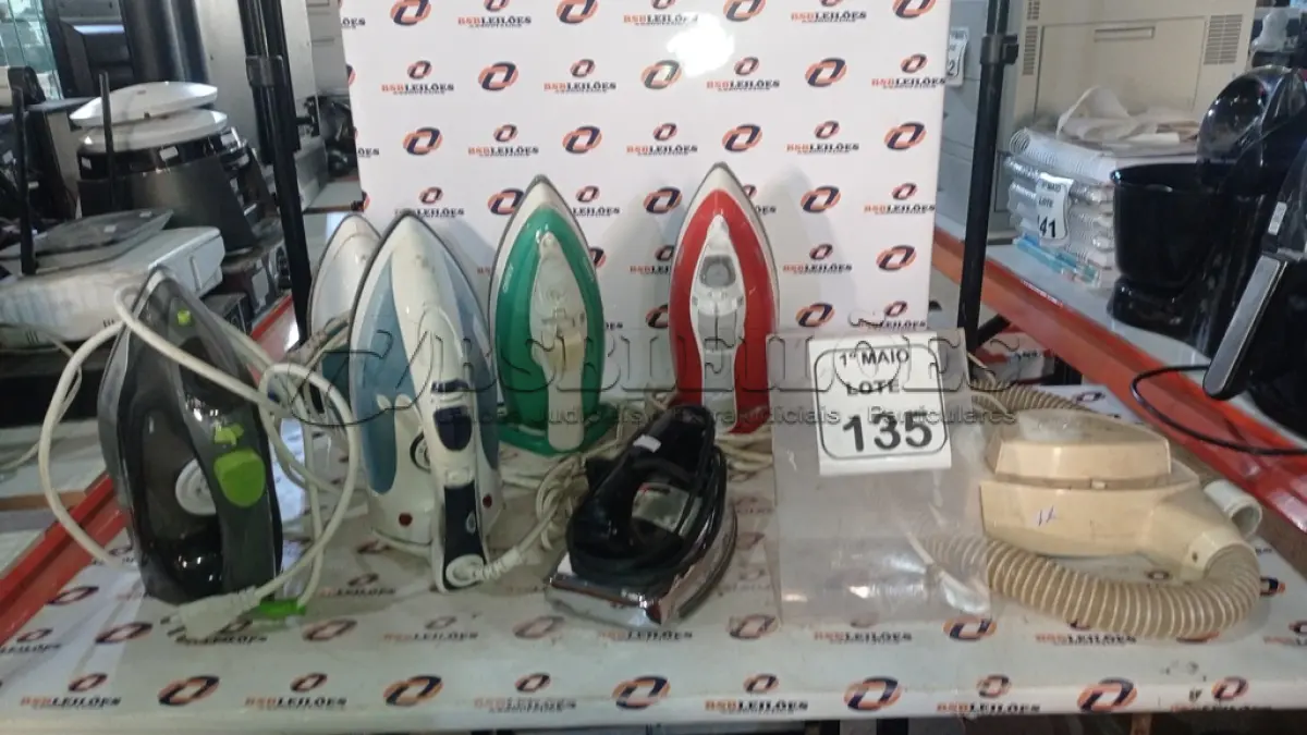 LOTE 135 - 01 SECADOR DE UNHAS E 06 FERROS DE PASSAR DE MARCAS E MODELOS DIVERSOS. (NO ESTADO) ATENÇÃO! FAZER A VISITAÇÃO ANTES DE ARREMATAR, NÃO SABEMOS SE FUNCIONA, LEILÃO NÃO TEM GARANTIA E NEM DEVOLUÇÃO, SUJEITO A POSSÍVEIS AVARIAS VISÍVEIS/OCULTAS E/OU AUSÊNCIA DE COMPONENTES.
