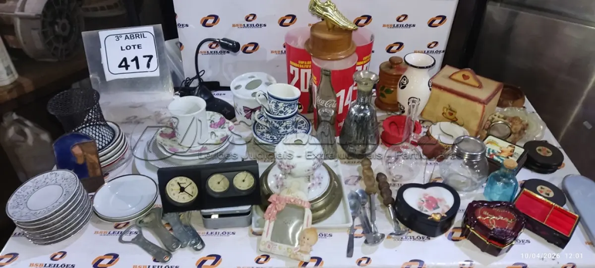LOTE 417 - 01 CAIXA COM CANECAS, PRATOS DE LOUÇA, RELOJIO E OBJETOS DECORATIVOS DIVERSOS. (NO ESTADO) ATENÇÃO! FAZER A VISITAÇÃO ANTES DE ARREMATAR, NÃO SABEMOS SE FUNCIONA, LEILÃO NÃO TEM GARANTIA E NEM DEVOLUÇÃO, SUJEITO A POSSÍVEIS AVARIAS VISÍVEIS/OCULTAS E/OU AUSÊNCIA DE COMPONENTES.