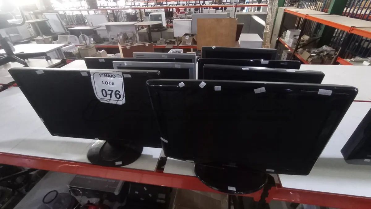 LOTE 076 - 08 MONITORES LCD DE MARCAS E MODELOS DIVERSOS. (NO ESTADO) ATENÇÃO! FAZER A VISITAÇÃO ANTES DE ARREMATAR, NÃO SABEMOS SE FUNCIONA, LEILÃO NÃO TEM GARANTIA E NEM DEVOLUÇÃO, SUJEITO A POSSÍVEIS AVARIAS VISÍVEIS/OCULTAS E/OU AUSÊNCIA DE COMPONENTES.