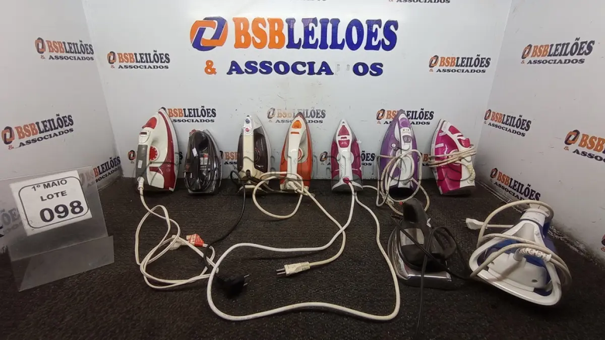 LOTE 098 - 09 FERROS DE PASSAR DE MARCAS E MODELOS DIVERSOS. (NO ESTADO) ATENÇÃO! FAZER A VISITAÇÃO ANTES DE ARREMATAR, NÃO SABEMOS SE FUNCIONA, LEILÃO NÃO TEM GARANTIA E NEM DEVOLUÇÃO, SUJEITO A POSSÍVEIS AVARIAS VISÍVEIS/OCULTAS E/OU AUSÊNCIA DE COMPONENTES.
