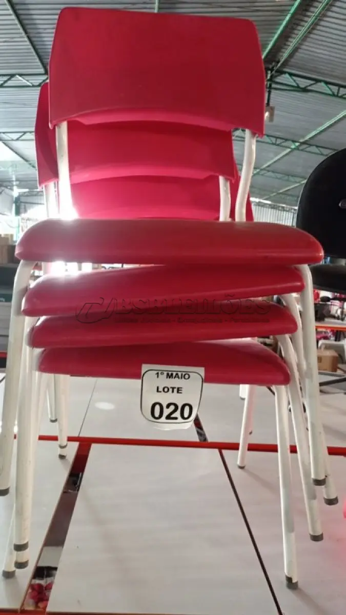 LOTE 020 - 04 CADEIRAS INFANTIS NA COR VERMELHA. (NO ESTADO) ATENÇÃO! FAZER A VISITAÇÃO ANTES DE ARREMATAR, NÃO SABEMOS SE FUNCIONA, LEILÃO NÃO TEM GARANTIA E NEM DEVOLUÇÃO, SUJEITO A POSSÍVEIS AVARIAS VISÍVEIS/OCULTAS E/OU AUSÊNCIA DE COMPONENTES.