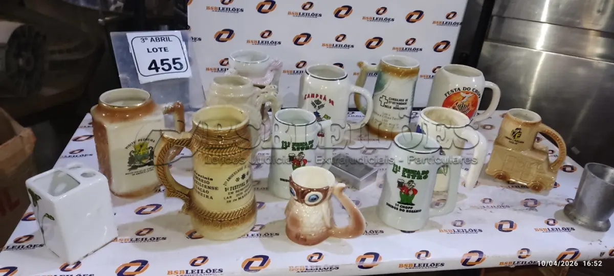 LOTE 455 - 13 CANECAS DECORATIVAS DE MARCAS E MODELOS DIVERSOS. (NO ESTADO) ATENÇÃO! FAZER A VISITAÇÃO ANTES DE ARREMATAR, NÃO SABEMOS SE FUNCIONA, LEILÃO NÃO TEM GARANTIA E NEM DEVOLUÇÃO, SUJEITO A POSSÍVEIS AVARIAS VISÍVEIS/OCULTAS E/OU AUSÊNCIA DE COMPONENTES.