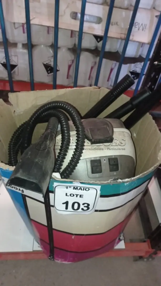 LOTE 103 - 01 MÁQUINA EXTRATORA MARCA ELECTROLUX. (NO ESTADO) ATENÇÃO! FAZER A VISITAÇÃO ANTES DE ARREMATAR, NÃO SABEMOS SE FUNCIONA, LEILÃO NÃO TEM GARANTIA E NEM DEVOLUÇÃO, SUJEITO A POSSÍVEIS AVARIAS VISÍVEIS/OCULTAS E/OU AUSÊNCIA DE COMPONENTES.