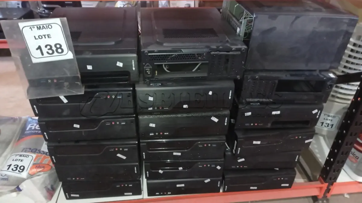 LOTE 138 - 18 GABINETES DE PC VAZIOS. (NO ESTADO) ATENÇÃO! FAZER A VISITAÇÃO ANTES DE ARREMATAR, NÃO SABEMOS SE FUNCIONA, LEILÃO NÃO TEM GARANTIA E NEM DEVOLUÇÃO, SUJEITO A POSSÍVEIS AVARIAS VISÍVEIS/OCULTAS E/OU AUSÊNCIA DE COMPONENTES.