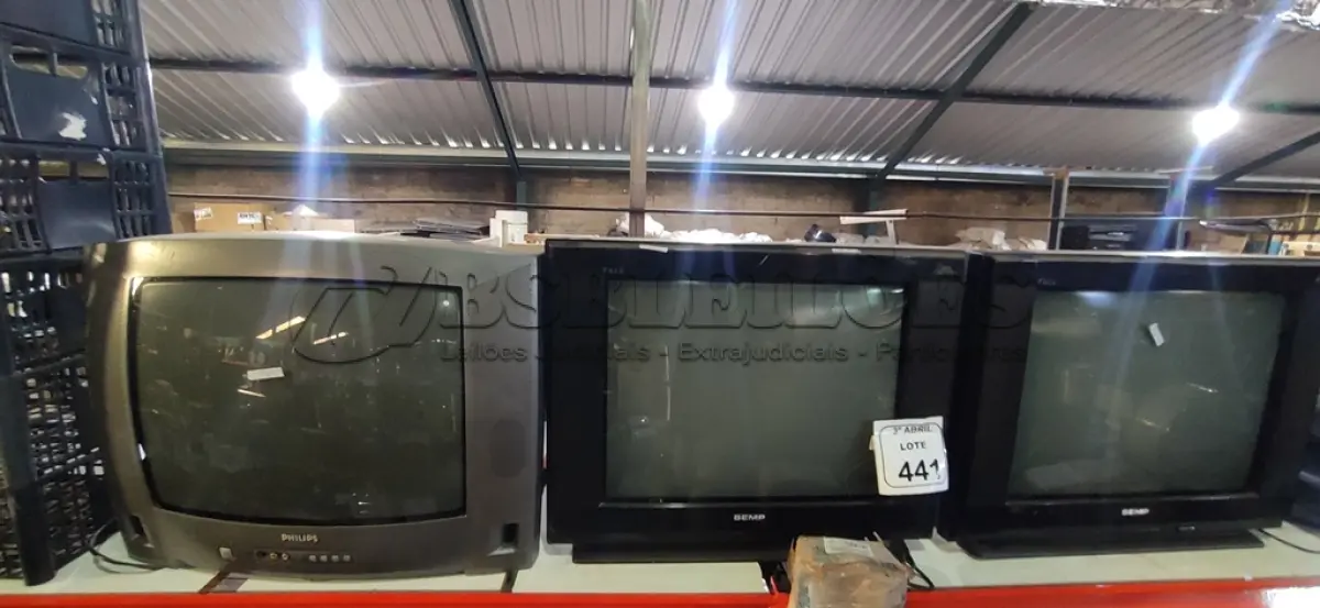 LOTE 441 - 02 TVS DE TUBO MARCA SEMP E 01 TV DE TUBO MARCA PHILIPS. (NO ESTADO) ATENÇÃO! FAZER A VISITAÇÃO ANTES DE ARREMATAR, NÃO SABEMOS SE FUNCIONA, LEILÃO NÃO TEM GARANTIA E NEM DEVOLUÇÃO, SUJEITO A POSSÍVEIS AVARIAS VISÍVEIS/OCULTAS E/OU AUSÊNCIA DE COMPONENTES.