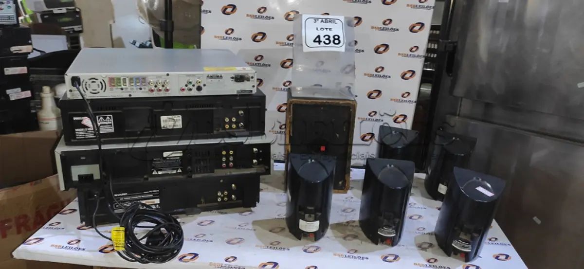 LOTE 438 - 01 CAIXA COM HOME THEATHER E ACESSÓRIO DIVERSOS. (NO ESTADO) ATENÇÃO! FAZER A VISITAÇÃO ANTES DE ARREMATAR, NÃO SABEMOS SE FUNCIONA, LEILÃO NÃO TEM GARANTIA E NEM DEVOLUÇÃO, SUJEITO A POSSÍVEIS AVARIAS VISÍVEIS/OCULTAS E/OU AUSÊNCIA DE COMPONENTES.