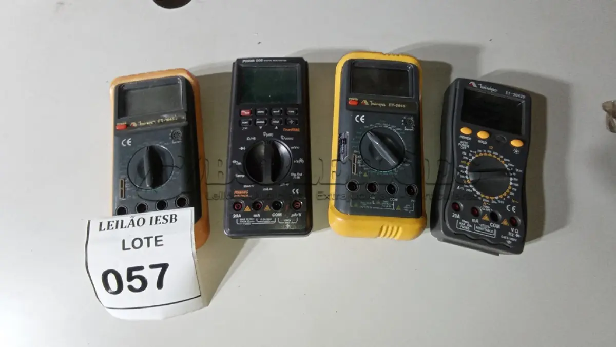 LOTE 057 - 04 VOLTÍMETROS DIGITAIS. (NO ESTADO) ATENÇÃO! FAZER A VISITAÇÃO ANTES DE ARREMATAR, NÃO SABEMOS SE FUNCIONA, LEILÃO NÃO TEM GARANTIA E NEM DEVOLUÇÃO, SUJEITO A POSSÍVEIS AVARIAS VISÍVEIS/OCULTAS E/OU AUSÊNCIA DE COMPONENTES.