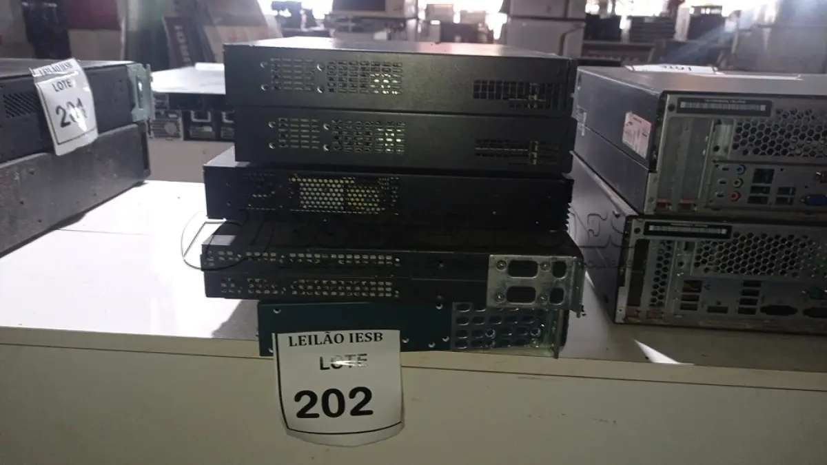 LOTE 202 - 01 LOTE COM SWITCHES E APARELHOS ÓPTICOS. (NO ESTADO) ATENÇÃO! FAZER A VISITAÇÃO ANTES DE ARREMATAR, NÃO SABEMOS SE FUNCIONA, LEILÃO NÃO TEM GARANTIA E NEM DEVOLUÇÃO, SUJEITO A POSSÍVEIS AVARIAS VISÍVEIS/OCULTAS E/OU AUSÊNCIA DE COMPONENTES.