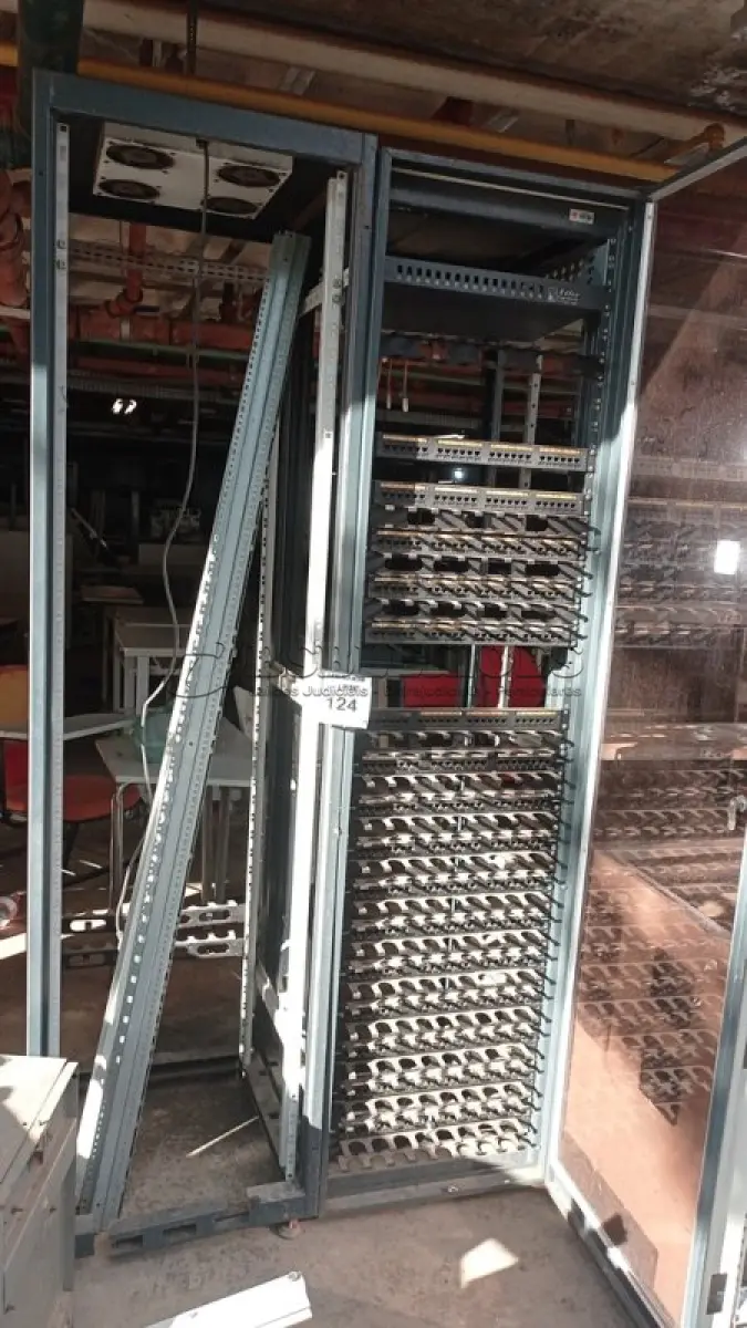 LOTE 124 - 03 RACKS PARA SERVIDORES INCOMPLETOS. (NO ESTADO) ATENÇÃO! FAZER A VISITAÇÃO ANTES DE ARREMATAR, NÃO SABEMOS SE FUNCIONA, LEILÃO NÃO TEM GARANTIA E NEM DEVOLUÇÃO, SUJEITO A POSSÍVEIS AVARIAS VISÍVEIS/OCULTAS E/OU AUSÊNCIA DE COMPONENTES.