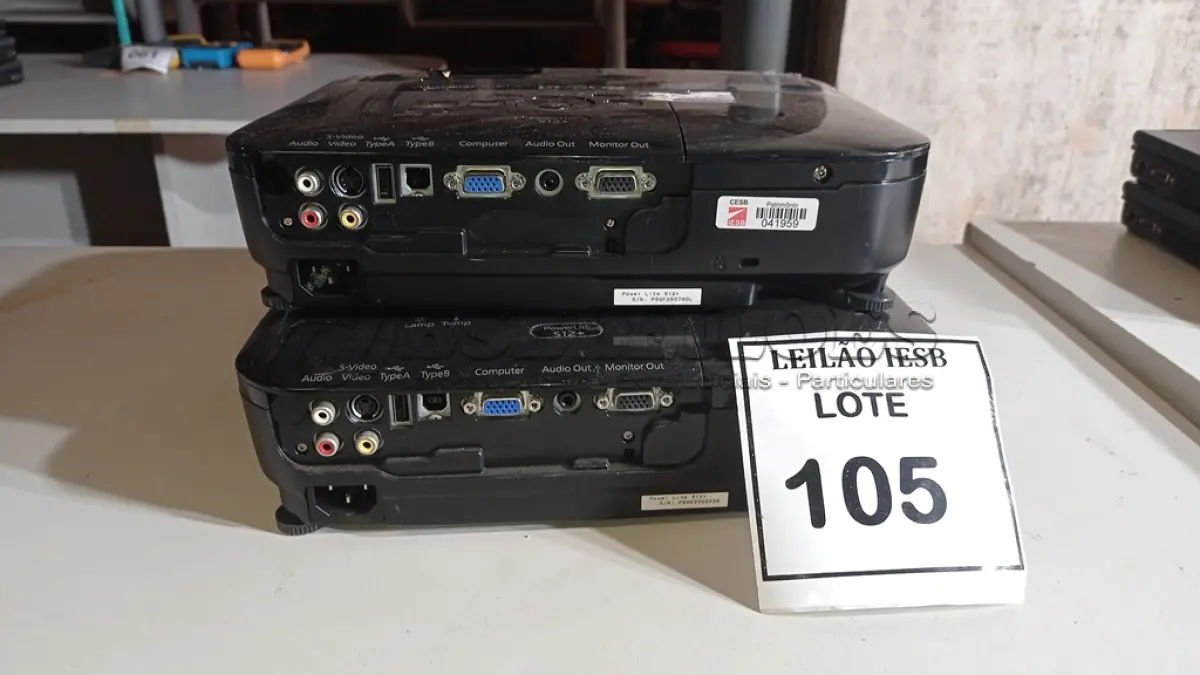 LOTE 105 - 02 PROJETORES EPSON. (NO ESTADO) ATENÇÃO! FAZER A VISITAÇÃO ANTES DE ARREMATAR, NÃO SABEMOS SE FUNCIONA, LEILÃO NÃO TEM GARANTIA E NEM DEVOLUÇÃO, SUJEITO A POSSÍVEIS AVARIAS VISÍVEIS/OCULTAS E/OU AUSÊNCIA DE COMPONENTES.