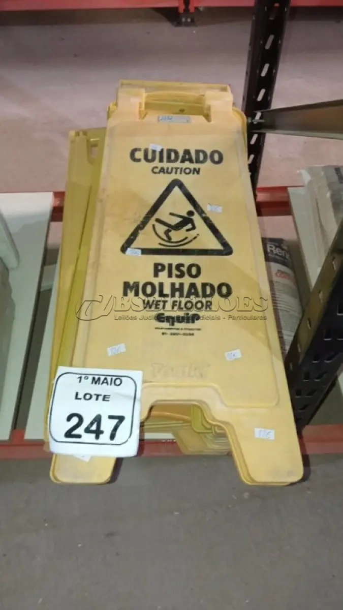 LOTE 247 - 10 PLACAS DE AVISO PARA PISOS MOLHADOS. (NO ESTADO) ATENÇÃO! FAZER A VISITAÇÃO ANTES DE ARREMATAR, NÃO SABEMOS SE FUNCIONA, LEILÃO NÃO TEM GARANTIA E NEM DEVOLUÇÃO, SUJEITO A POSSÍVEIS AVARIAS VISÍVEIS/OCULTAS E/OU AUSÊNCIA DE COMPONENTES.