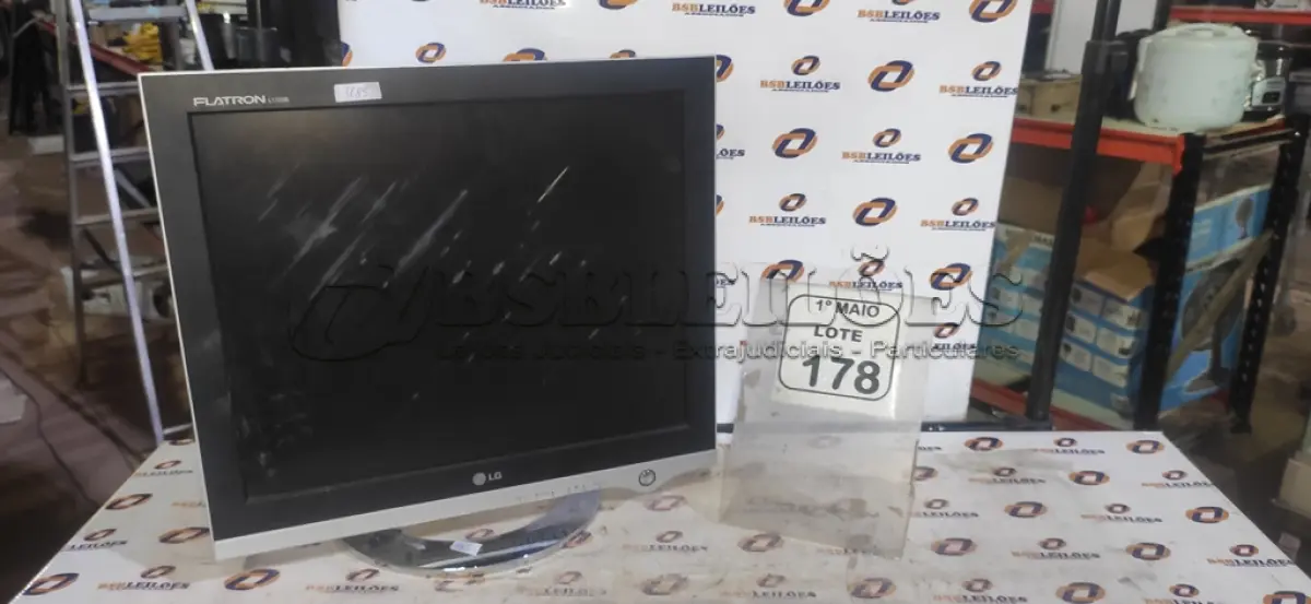 LOTE 178 - 01 MONITOR MARCA LG. (NO ESTADO) ATENÇÃO! FAZER A VISITAÇÃO ANTES DE ARREMATAR, NÃO SABEMOS SE FUNCIONA, LEILÃO NÃO TEM GARANTIA E NEM DEVOLUÇÃO, SUJEITO A POSSÍVEIS AVARIAS VISÍVEIS/OCULTAS E/OU AUSÊNCIA DE COMPONENTES.