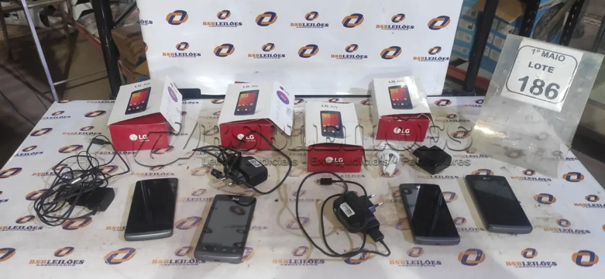LOTE 186 - 04 CELULARES MODELO JOY CARREGADORES MARCA LG. (NO ESTADO) ATENÇÃO! FAZER A VISITAÇÃO ANTES DE ARREMATAR, NÃO SABEMOS SE FUNCIONA, LEILÃO NÃO TEM GARANTIA E NEM DEVOLUÇÃO, SUJEITO A POSSÍVEIS AVARIAS VISÍVEIS/OCULTAS E/OU AUSÊNCIA DE COMPONENTES.