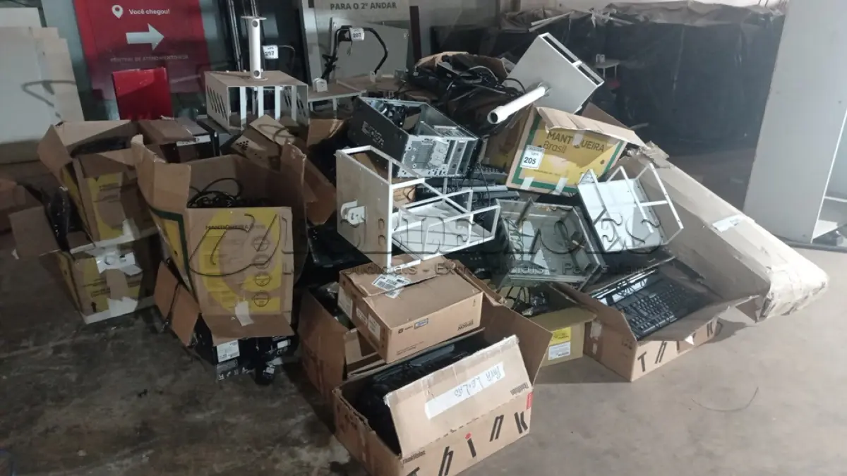 LOTE 205 - 01 LOTE COM MATERIAIS DIVERSOS PERIFÉRICOS E SUCATAS. (NO ESTADO) ATENÇÃO! FAZER A VISITAÇÃO ANTES DE ARREMATAR, NÃO SABEMOS SE FUNCIONA, LEILÃO NÃO TEM GARANTIA E NEM DEVOLUÇÃO, SUJEITO A POSSÍVEIS AVARIAS VISÍVEIS/OCULTAS E/OU AUSÊNCIA DE COMPONENTES.