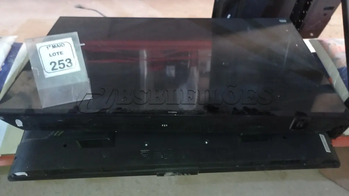 LOTE 253 - 03 TVS LCD DE MARCAS E TAMANHOS DIVERSOS. (NO ESTADO) ATENÇÃO! FAZER A VISITAÇÃO ANTES DE ARREMATAR, NÃO SABEMOS SE FUNCIONA, LEILÃO NÃO TEM GARANTIA E NEM DEVOLUÇÃO, SUJEITO A POSSÍVEIS AVARIAS VISÍVEIS/OCULTAS E/OU AUSÊNCIA DE COMPONENTES.