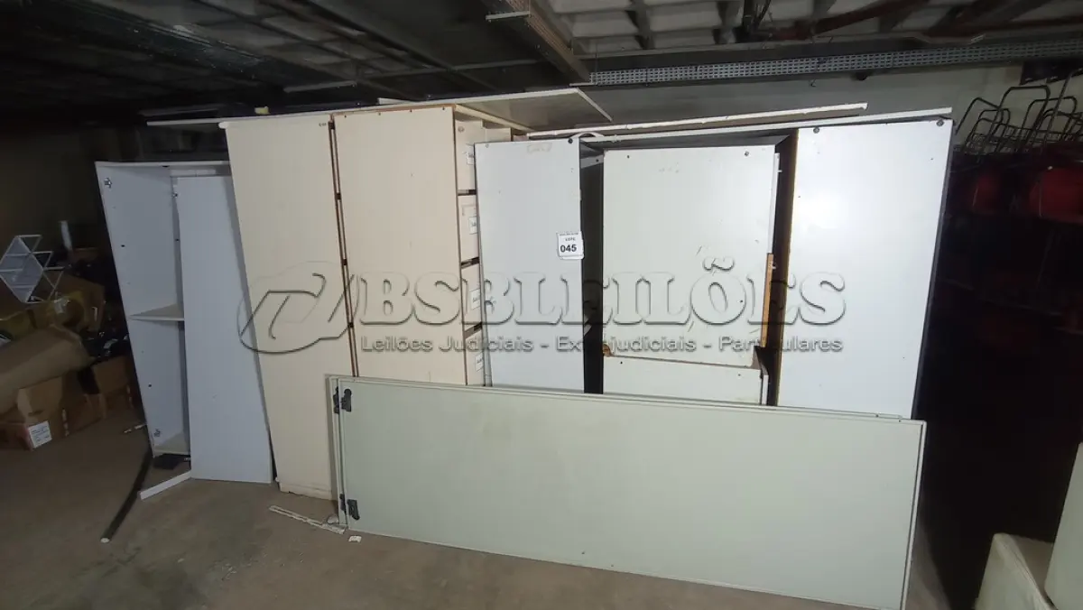 LOTE 045 - 01 LOTE COM ARMÁRIOS EM MADEIRA. (NO ESTADO) ATENÇÃO! FAZER A VISITAÇÃO ANTES DE ARREMATAR, NÃO SABEMOS SE FUNCIONA, LEILÃO NÃO TEM GARANTIA E NEM DEVOLUÇÃO, SUJEITO A POSSÍVEIS AVARIAS VISÍVEIS/OCULTAS E/OU AUSÊNCIA DE COMPONENTES.