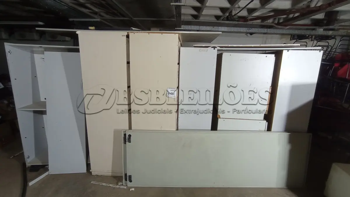 LOTE 045 - 01 LOTE COM ARMÁRIOS EM MADEIRA. (NO ESTADO) ATENÇÃO! FAZER A VISITAÇÃO ANTES DE ARREMATAR, NÃO SABEMOS SE FUNCIONA, LEILÃO NÃO TEM GARANTIA E NEM DEVOLUÇÃO, SUJEITO A POSSÍVEIS AVARIAS VISÍVEIS/OCULTAS E/OU AUSÊNCIA DE COMPONENTES.