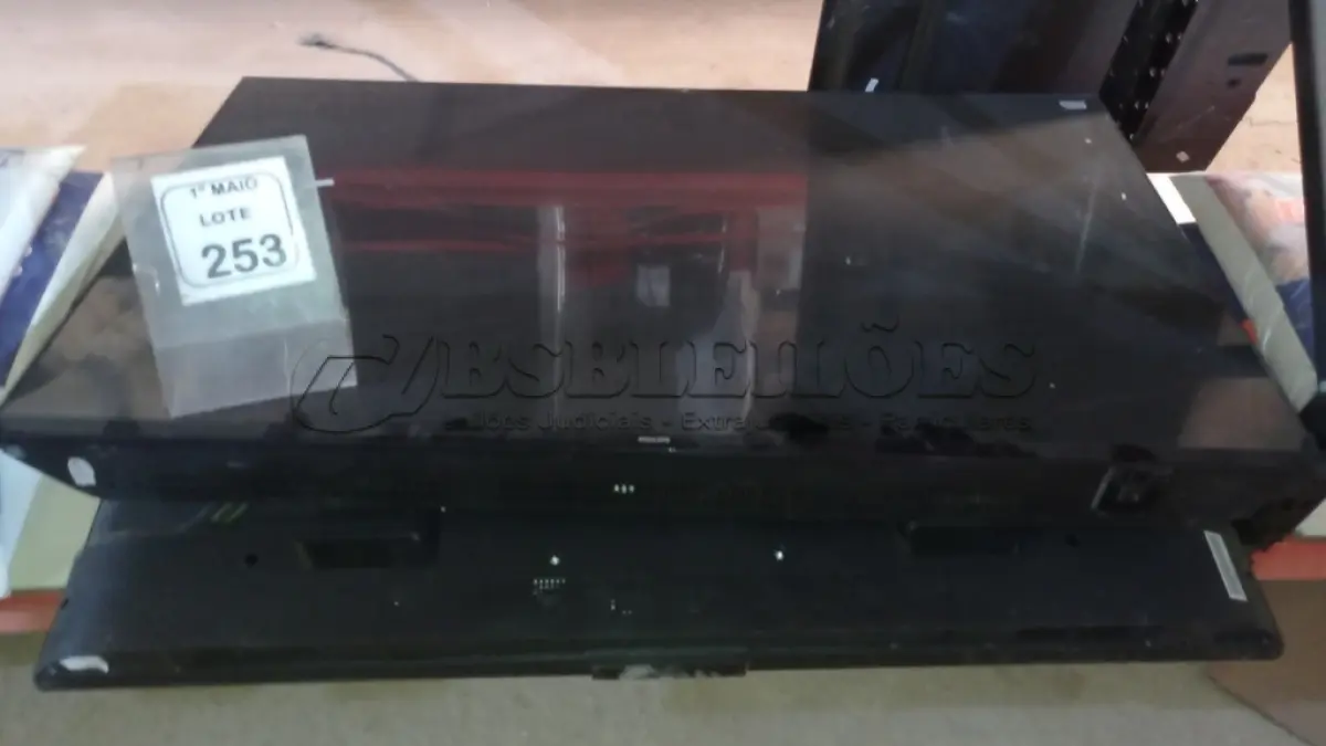 LOTE 253 - 03 TVS LCD DE MARCAS E TAMANHOS DIVERSOS. (NO ESTADO) ATENÇÃO! FAZER A VISITAÇÃO ANTES DE ARREMATAR, NÃO SABEMOS SE FUNCIONA, LEILÃO NÃO TEM GARANTIA E NEM DEVOLUÇÃO, SUJEITO A POSSÍVEIS AVARIAS VISÍVEIS/OCULTAS E/OU AUSÊNCIA DE COMPONENTES.