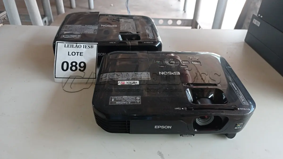 LOTE 089 - 02 PROJETORES EPSON. (NO ESTADO) ATENÇÃO! FAZER A VISITAÇÃO ANTES DE ARREMATAR, NÃO SABEMOS SE FUNCIONA, LEILÃO NÃO TEM GARANTIA E NEM DEVOLUÇÃO, SUJEITO A POSSÍVEIS AVARIAS VISÍVEIS/OCULTAS E/OU AUSÊNCIA DE COMPONENTES.