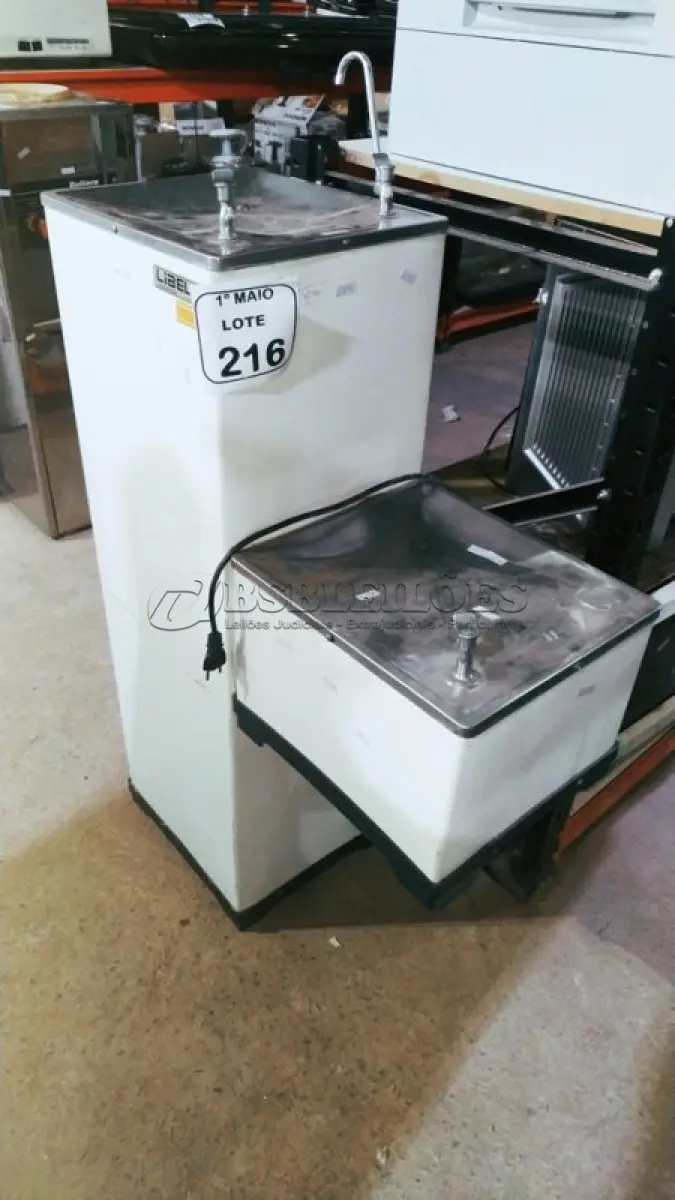 LOTE 216 - 01 BEBEDOURO CONJUGADO 220V MARCA LIBELL. (NO ESTADO) ATENÇÃO! FAZER A VISITAÇÃO ANTES DE ARREMATAR, NÃO SABEMOS SE FUNCIONA, LEILÃO NÃO TEM GARANTIA E NEM DEVOLUÇÃO, SUJEITO A POSSÍVEIS AVARIAS VISÍVEIS/OCULTAS E/OU AUSÊNCIA DE COMPONENTES.