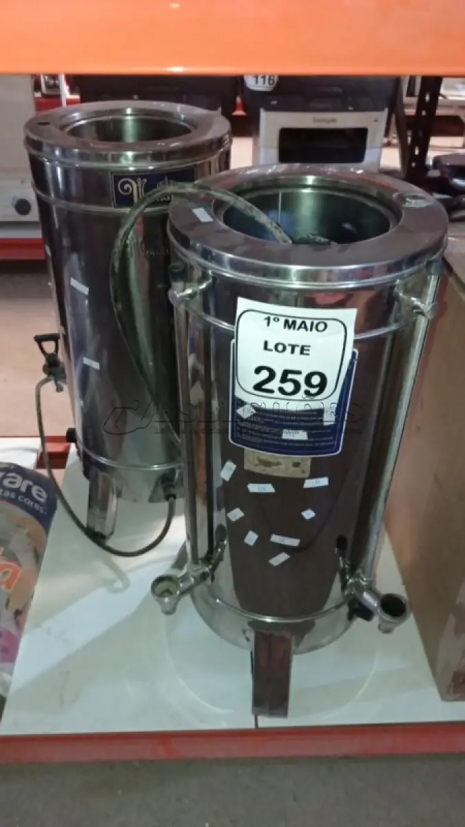 LOTE 259 - 02 CAFETEIRAS INDUSTRIAIS EM INOX. (NO ESTADO) ATENÇÃO! FAZER A VISITAÇÃO ANTES DE ARREMATAR, NÃO SABEMOS SE FUNCIONA, LEILÃO NÃO TEM GARANTIA E NEM DEVOLUÇÃO, SUJEITO A POSSÍVEIS AVARIAS VISÍVEIS/OCULTAS E/OU AUSÊNCIA DE COMPONENTES.