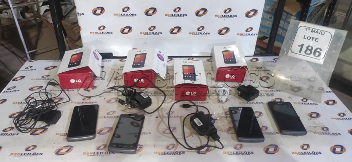 LOTE 186 - 04 CELULARES MODELO JOY CARREGADORES MARCA LG. (NO ESTADO) ATENÇÃO! FAZER A VISITAÇÃO ANTES DE ARREMATAR, NÃO SABEMOS SE FUNCIONA, LEILÃO NÃO TEM GARANTIA E NEM DEVOLUÇÃO, SUJEITO A POSSÍVEIS AVARIAS VISÍVEIS/OCULTAS E/OU AUSÊNCIA DE COMPONENTES.